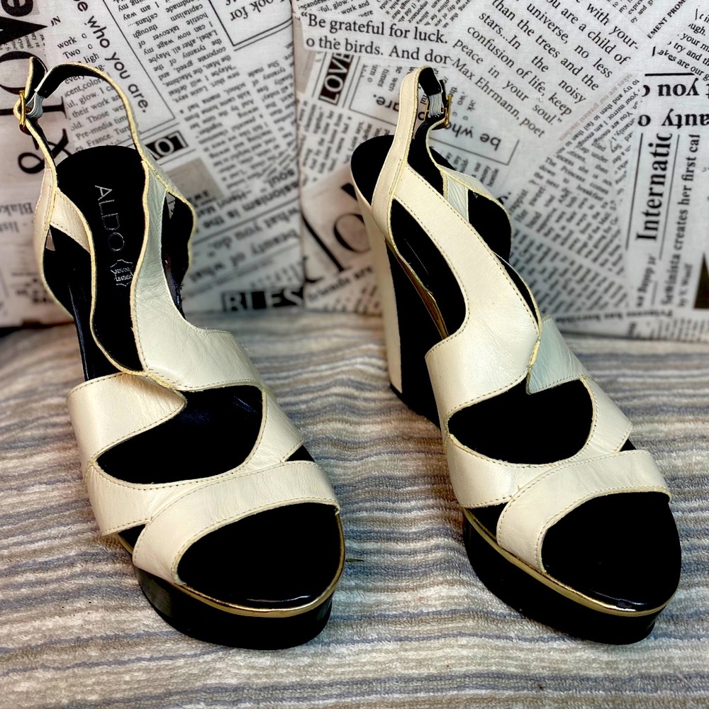 NWOT Aldo Cream/Black/Gold border 5.5 inch Wedge with a 1.5 inch platform Sz 40